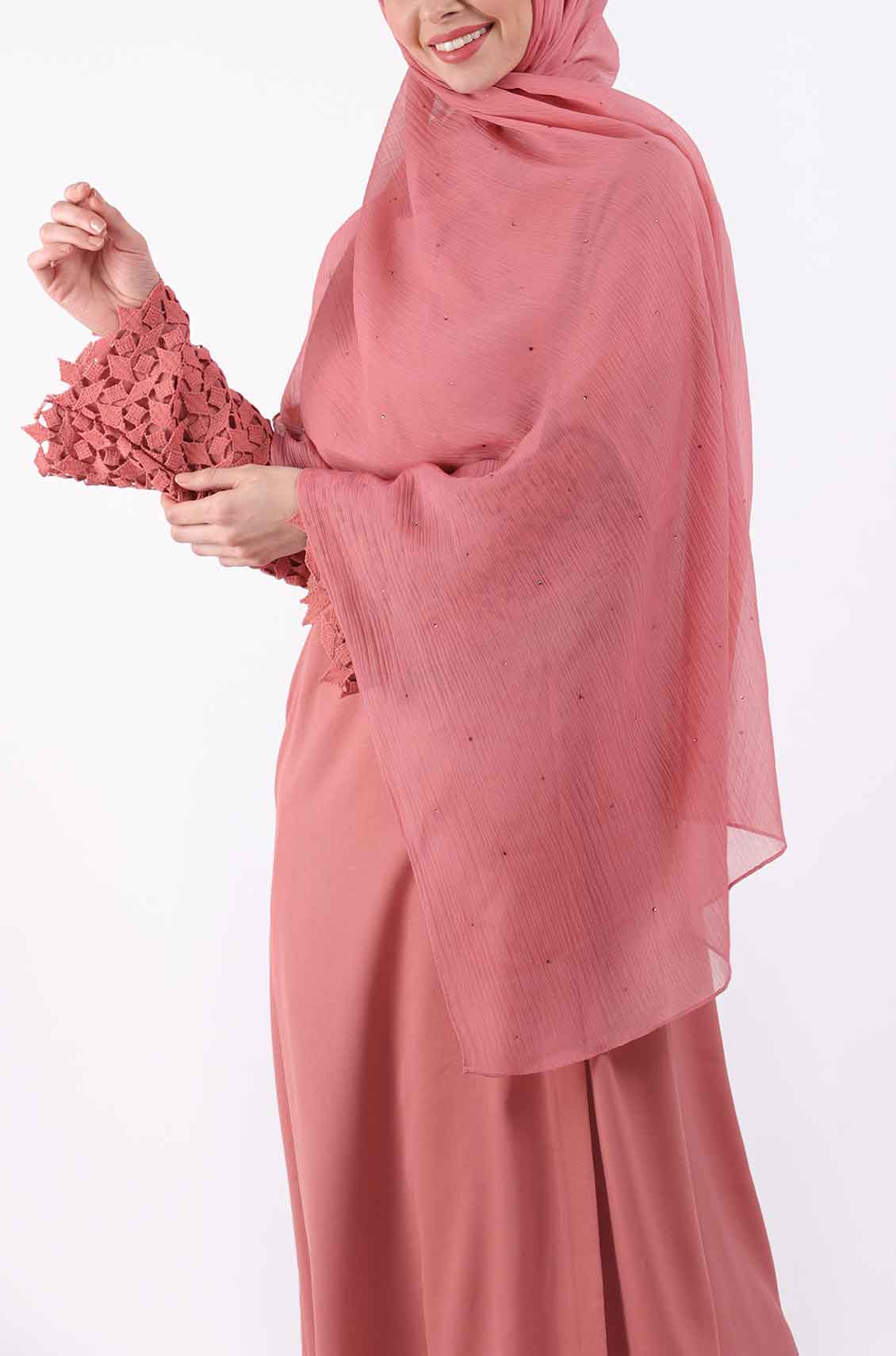 dress rose gold hijab From park to party: the perfect versatile dress for any occasion tap to shop our Maysa satin dress in Dusty Rose styled by @dyanabratz www.hijabglamour.com #hijab #hijabers #hijabi #hijabfashion #hijabstyle #